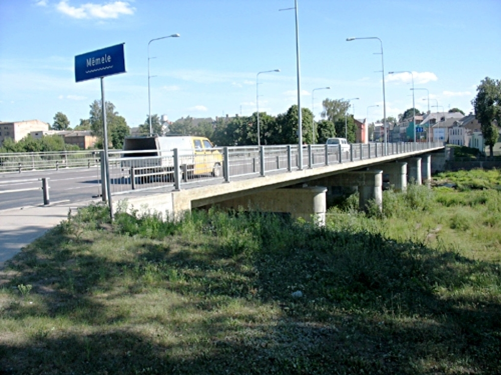 Izgaismos Mēmeles tiltu