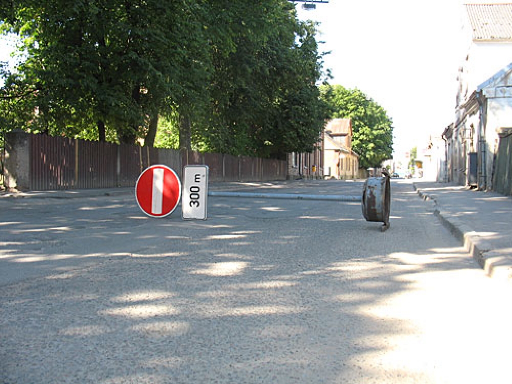 Piedzērušies jaunieši bojā ceļa zīmes