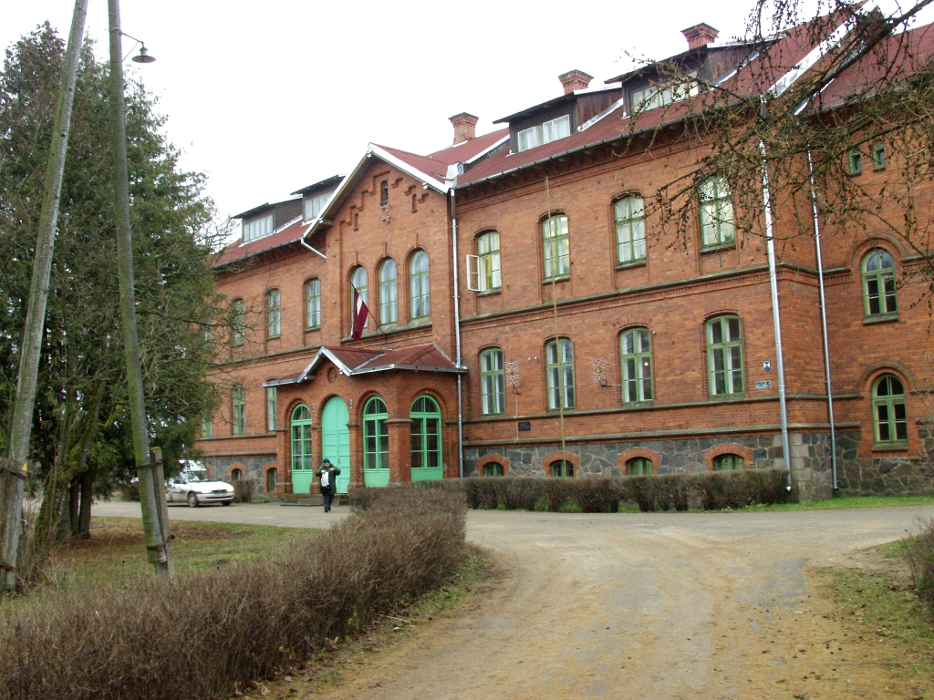Posta Skaistkalnes vidusskolas fasādi