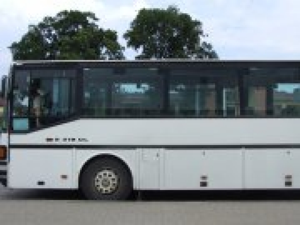 Rīgā izsit stiklus Svitenes autobusam