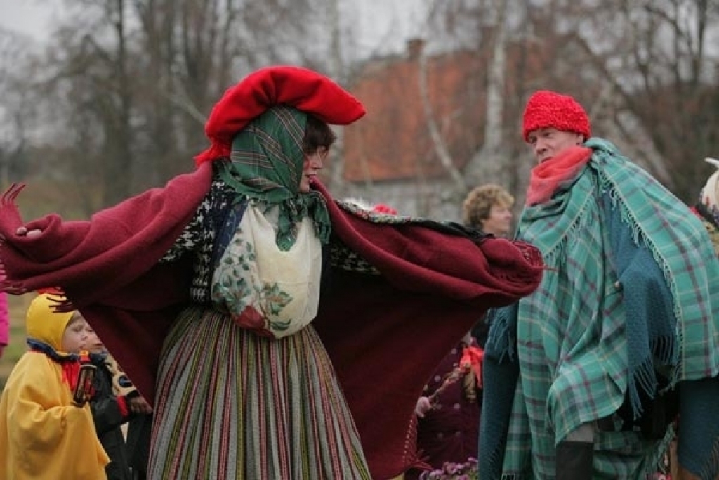 Vecumniekos dancos, «maskosies» un tirgosies