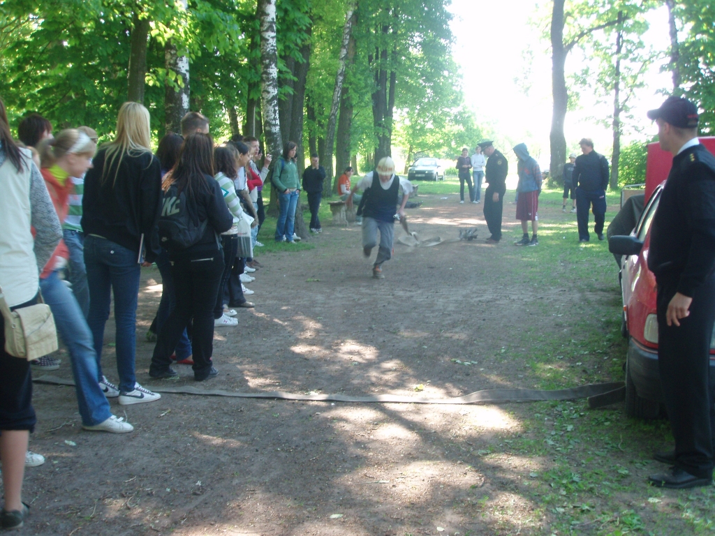 Ugunsdzēsēji rīko sacensības skolēniem