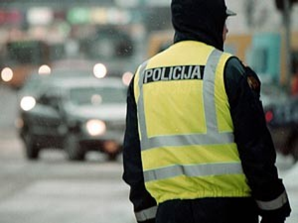 Ceļu policisti nepieņem 100 latu kukuli