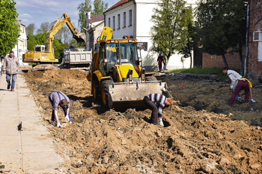 Bauskas Rātslaukumā sākušies lielie remontdarbi