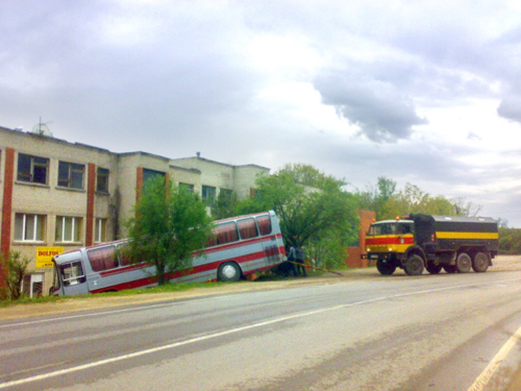 Grāvī ieslīd pasažieru autobuss