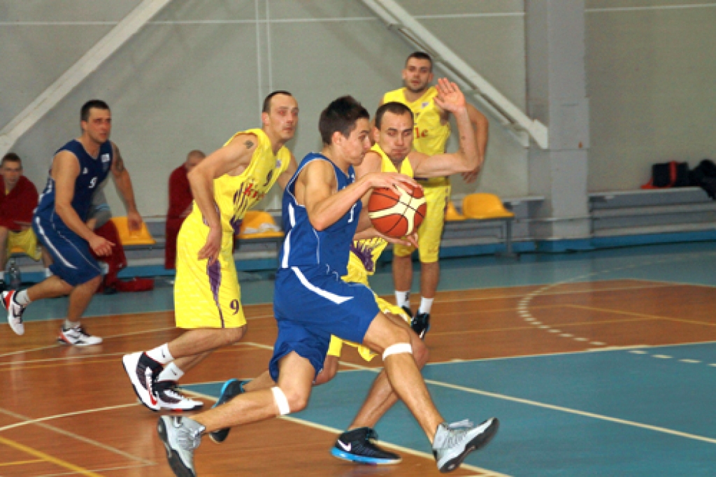 Basketbola spēle uz treneru nerviem