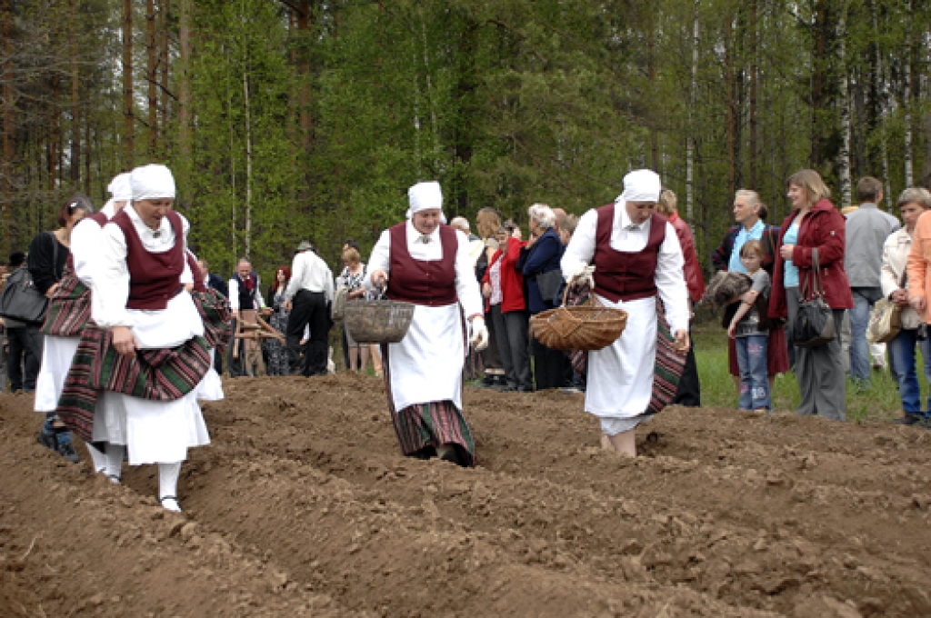 Sējas svētki Bārbeles pagasta Ausekļu dzirnavās nosvinēti