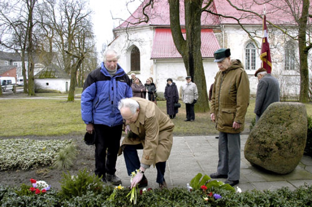 Piemin kritušos cīņubiedrus