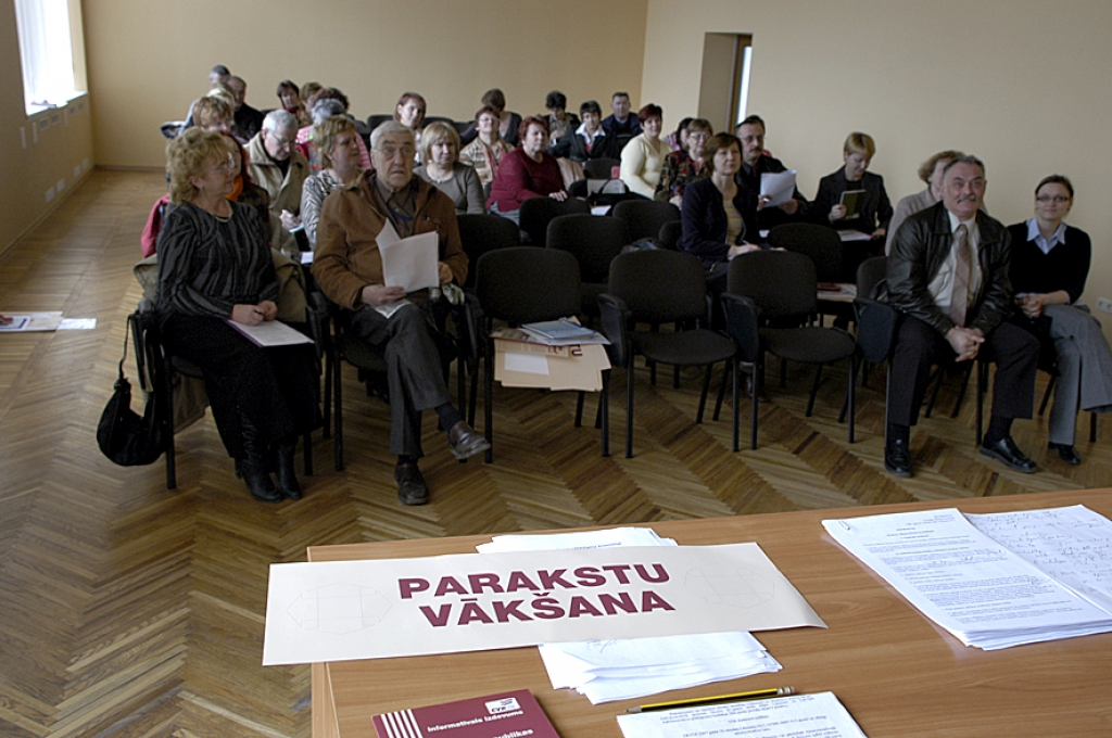 Parakstu vākšanas vietas sāk darbu