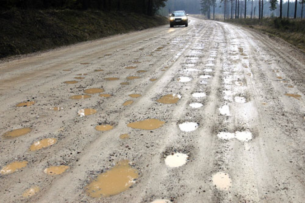 Grantsceļi bojā automobiļus un kavē reisus