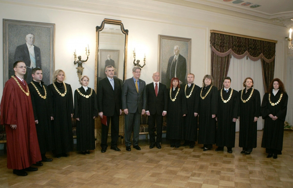 Zvērestu prezidentam nodod desmit jauni tiesneši