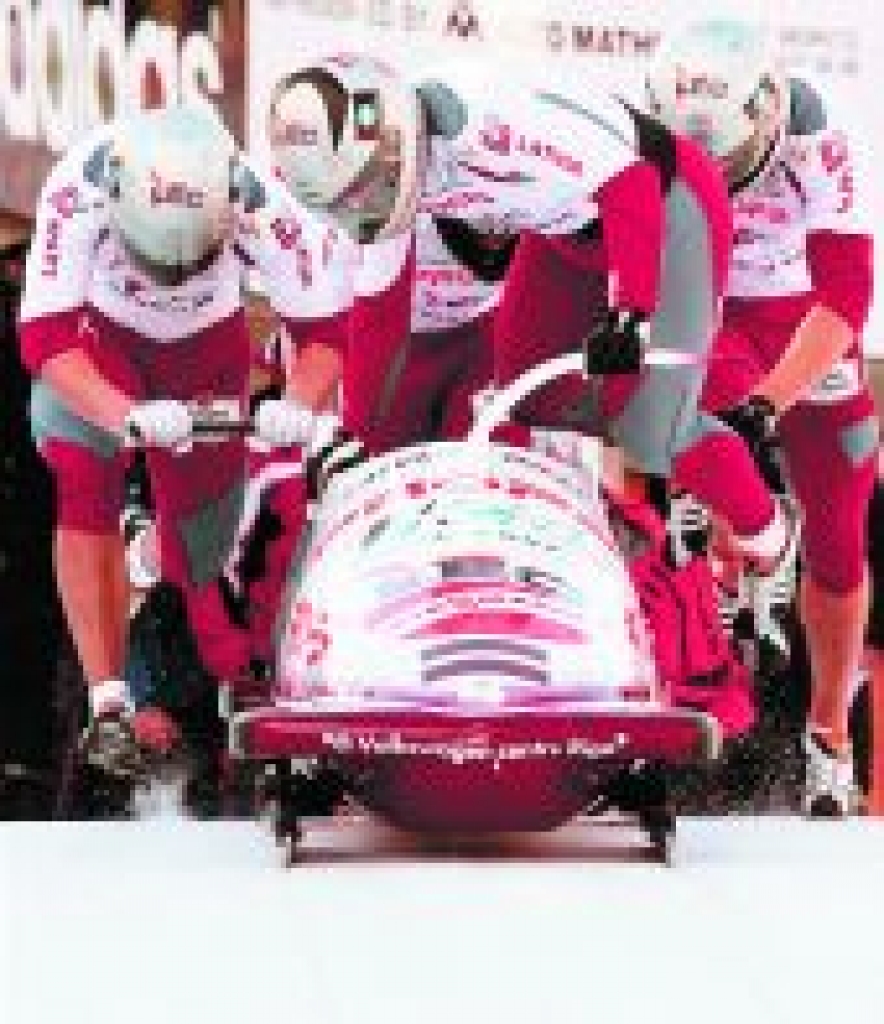 Miņina četrinieks pārliecinoši uzvar Pasaules kausa izcīņas posmā bobslejā