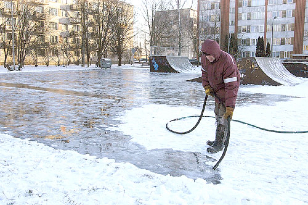 Skeitparkā lej ledu slidotavai