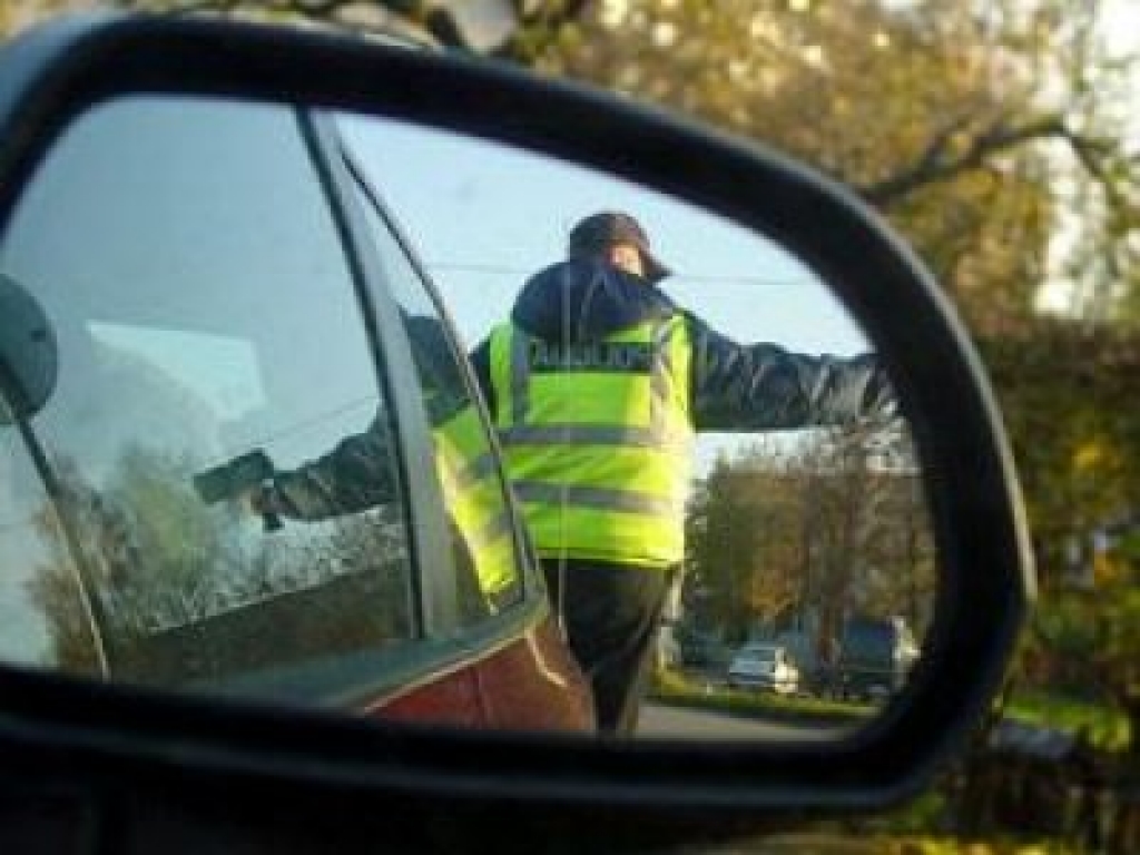 Policija uz bēgošu auto šauj četras reizes