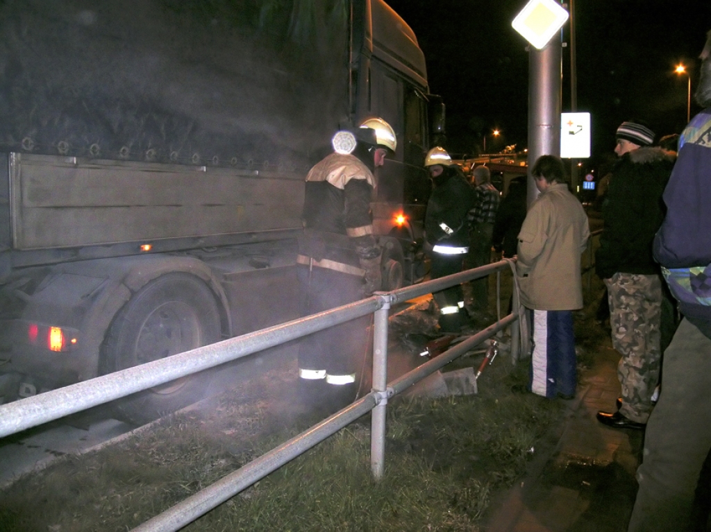 Bauskas centrā aizdegas kravas automobilis