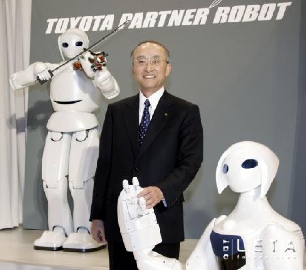 "Toyota Motor" prezentē trīs dažādus robotus