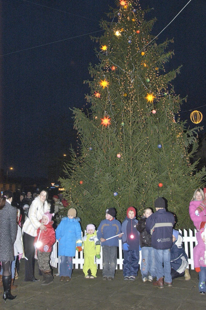 Adventes gaismiņas iemirdzas Rātslaukuma eglē