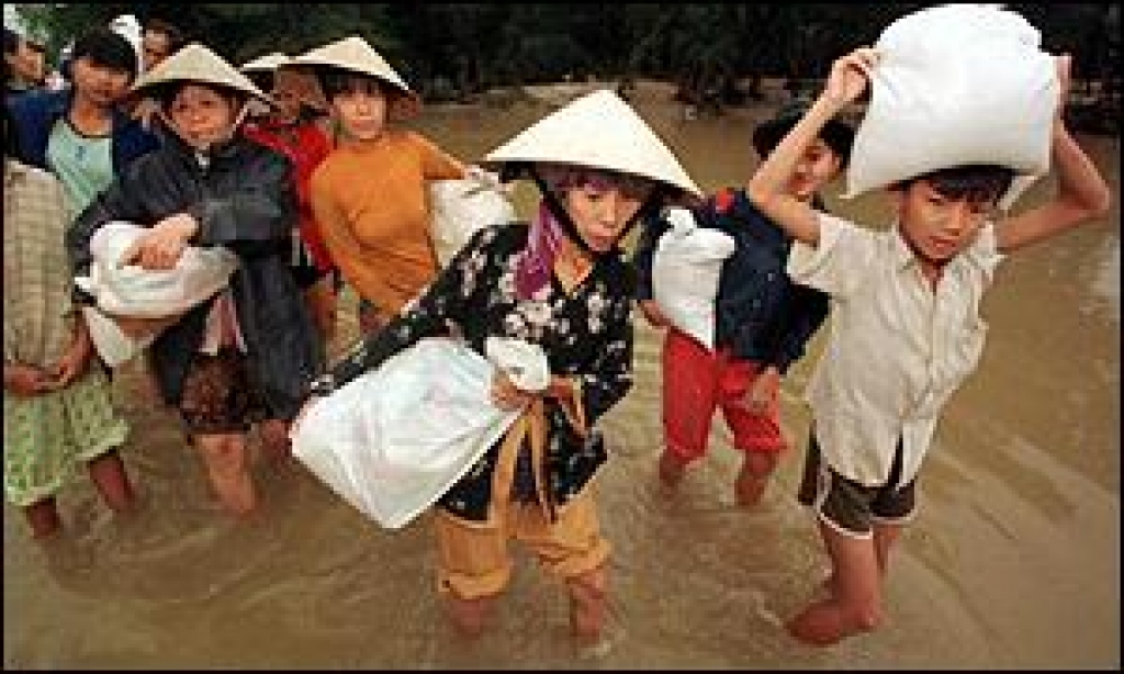 Tūkstošiem tūristu nevar atstāt plūdu izpostītos Vjetnamas apgabalus