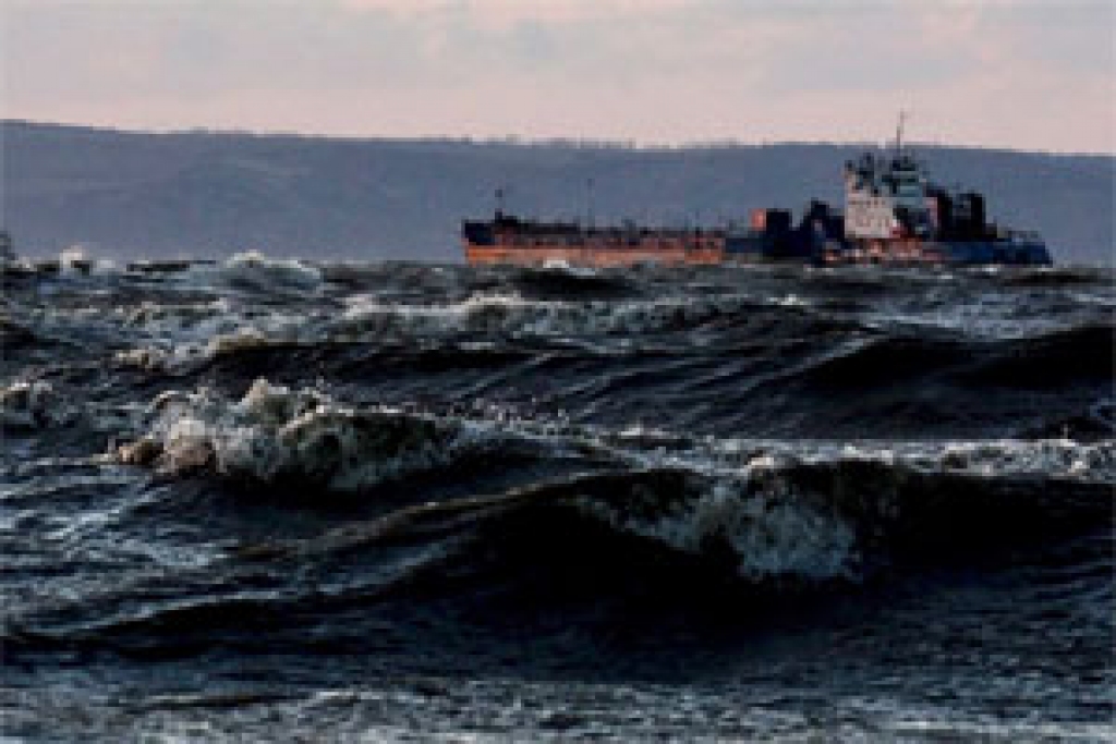 Melnajā jūrā spēcīgajā vētrā avarējuši vismaz septiņi kuģi