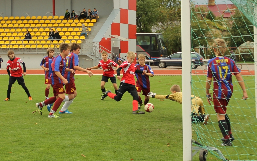 Jaunie futbolisti cīnās par medaļām