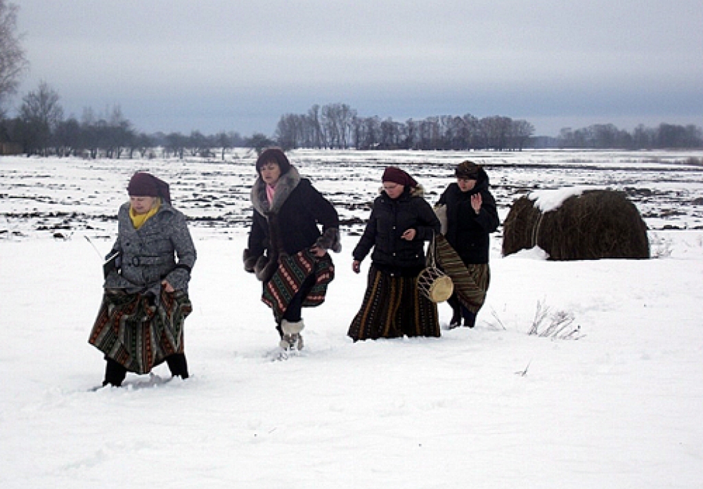 Folkloristi Svitenē apciemo vecļaudis