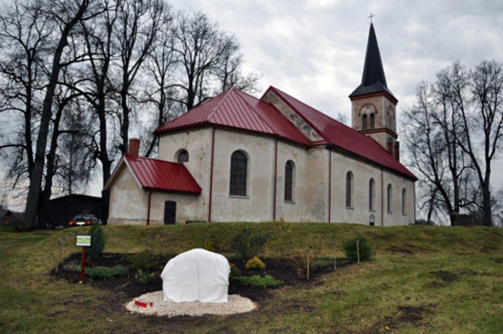 Vallē atklāts piemiņas akmens