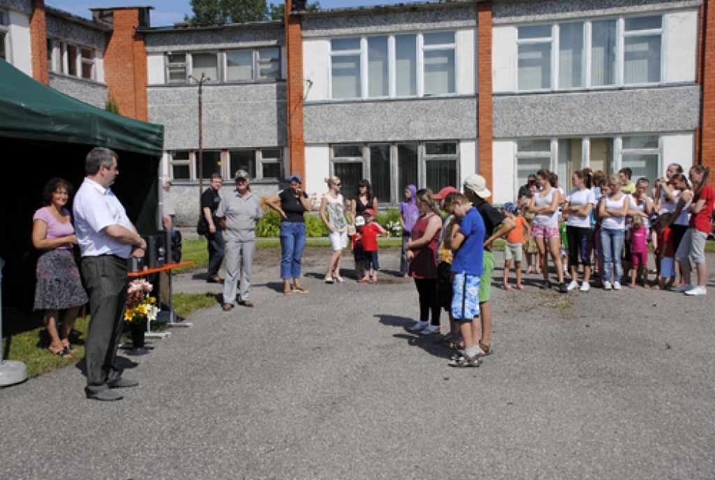 Viesturieši «mačojas» atjaunotajā sporta laukumā