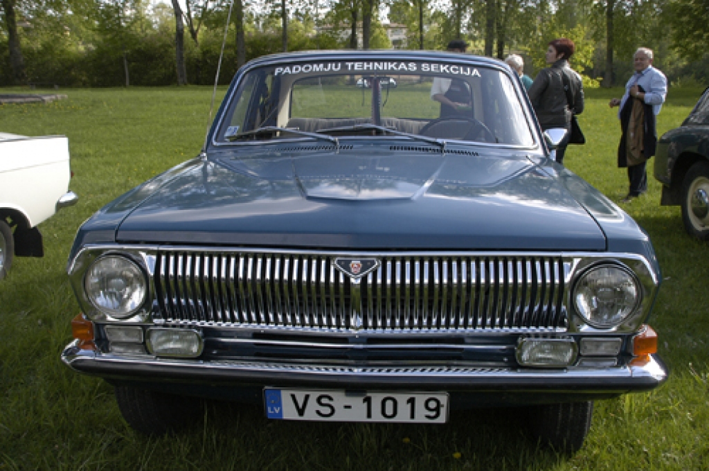 Bauskā piestāj retro automobiļi  