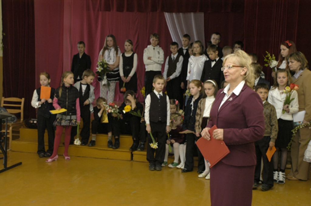 Māmiņdienai sniedz koncertu Svitenes skolas bērni