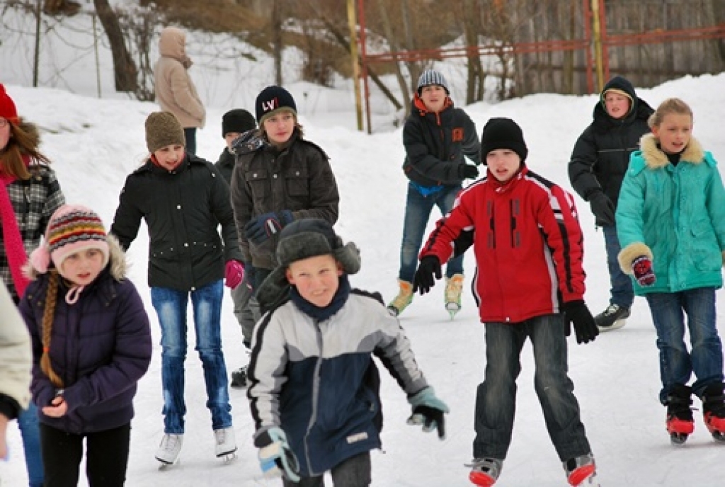 Skolēnu ziemas olimpiādē piedalās deviņas skolas