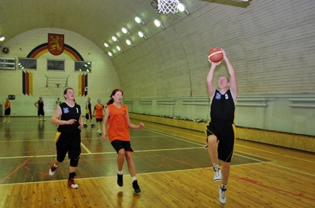 Turpinās «Mēmeles» kausa izcīņa basketbolā veterāniem