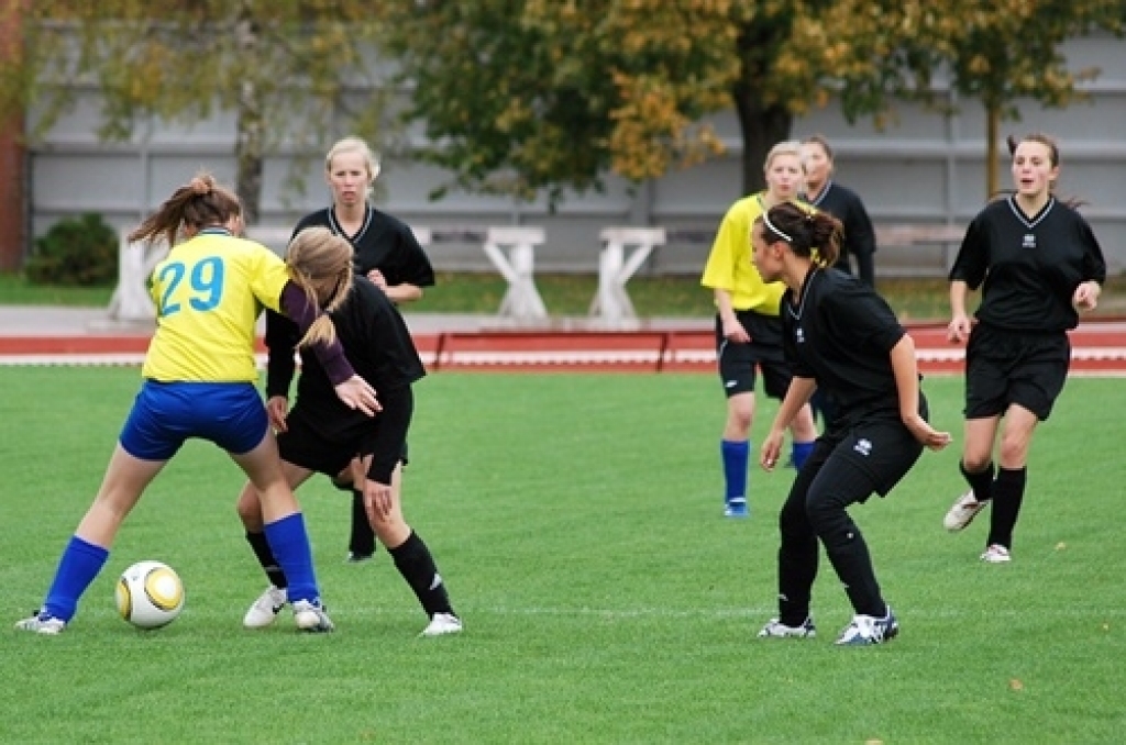 Baušķenieces veiksmīgi aizvada futbola spēli