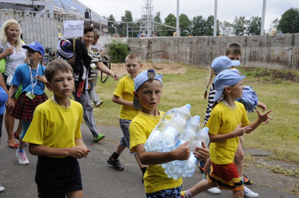 Novadu skolēni dejo «Daugavas» stadionā