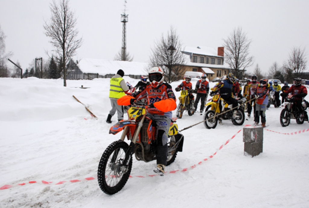 Skijorings Stelpē sniega putekļu mākonī 