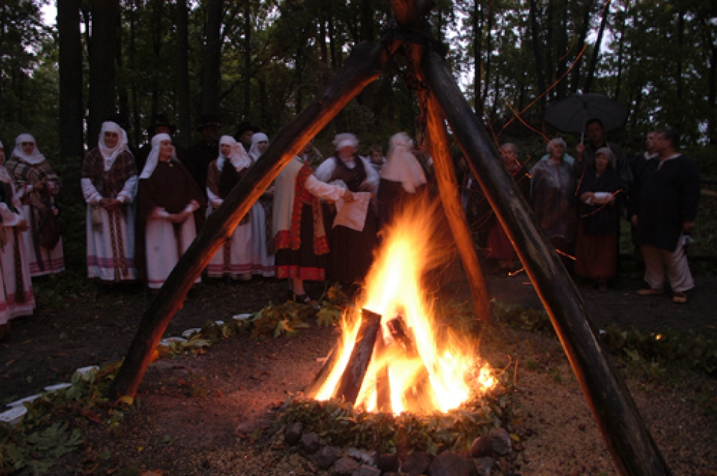 Uguns rituāls Mežotnes pilskalnā