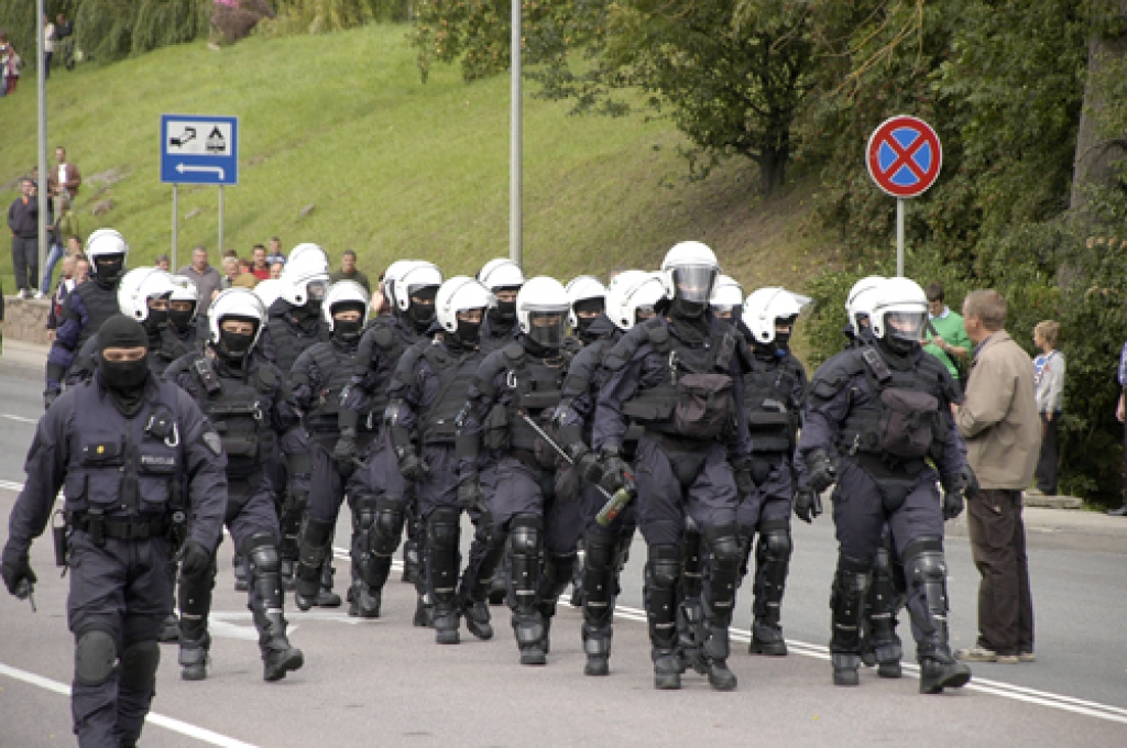 Pret protestētājiem vēršas ar spēku