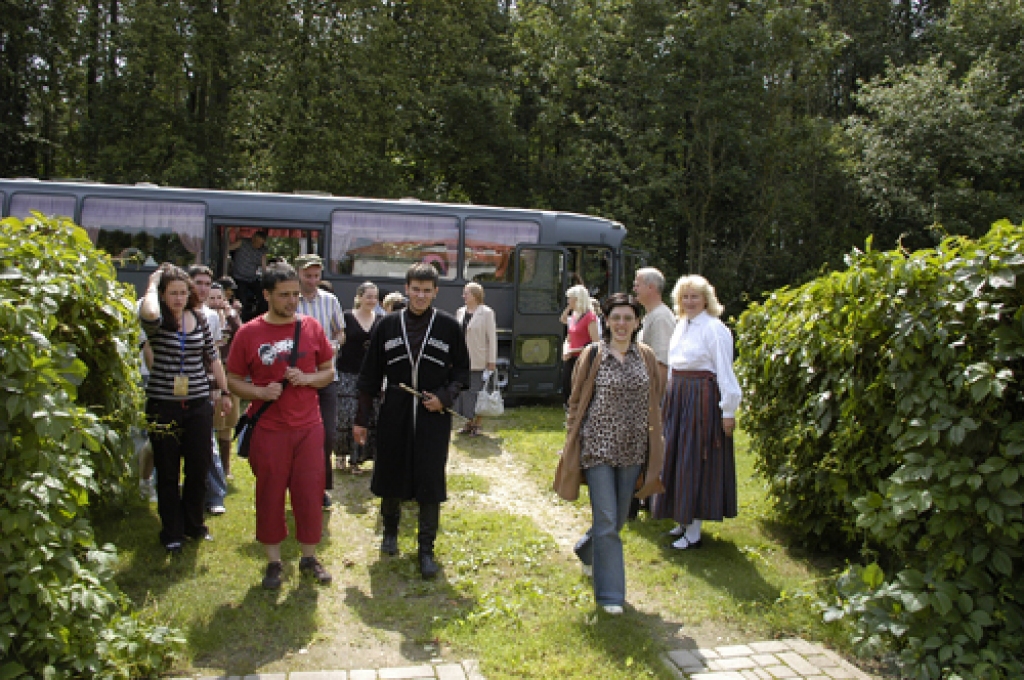 Folkloristiem atklāj latviskās tradīcijas