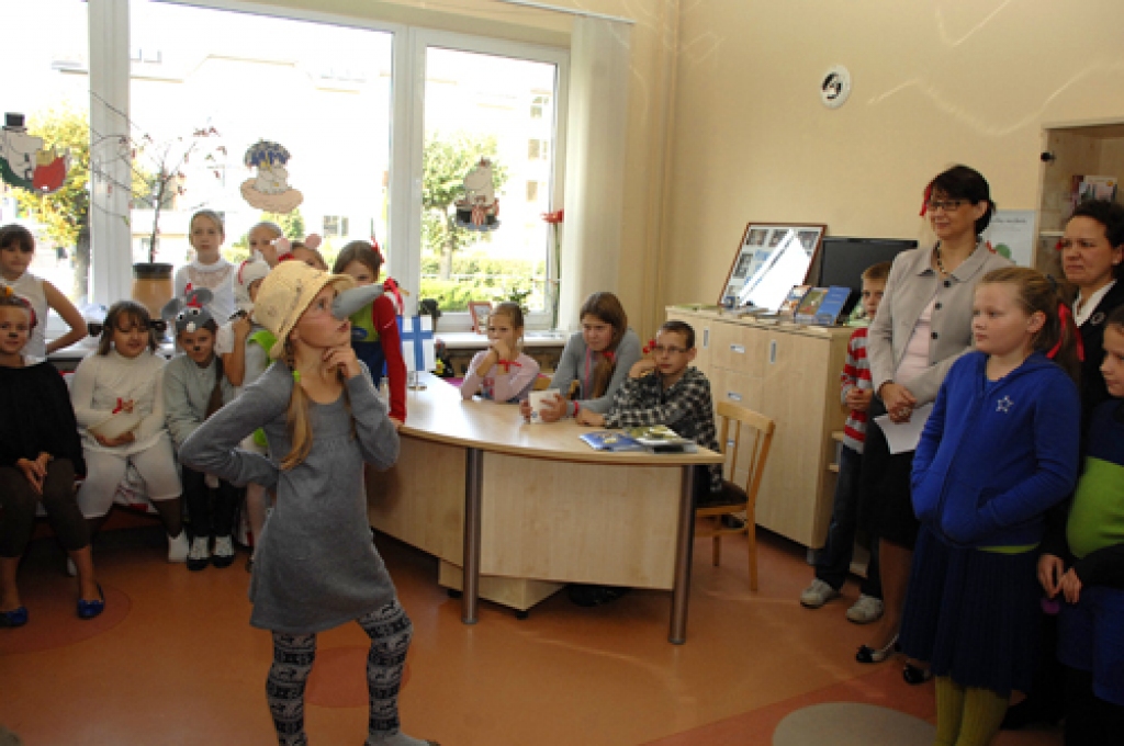 Somijas vēstnieci sveic Muminu ģimenes personāži