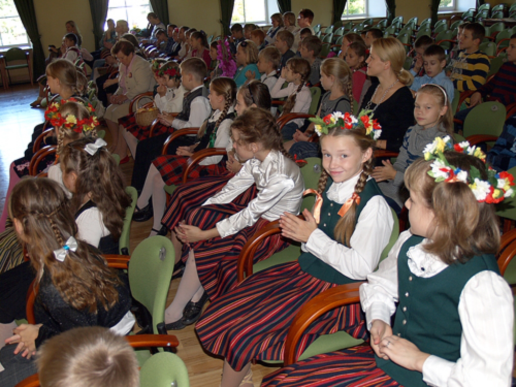 Iecavas novada jaunākie skolēni Dzejas dienā iepazīst folkloru