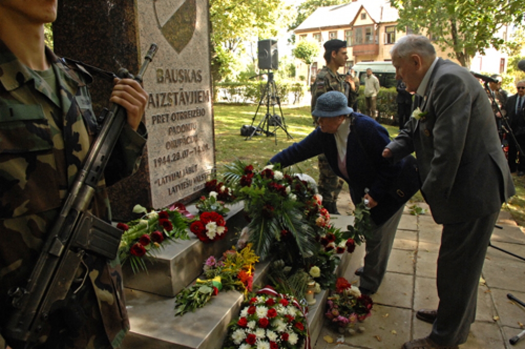 Atklāj pieminekli Bauskas aizstāvjiem