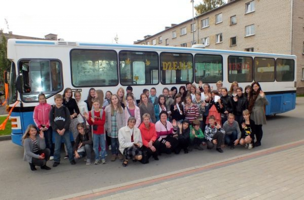 Iecavā ceļos ar Dzejas dienu autobusu