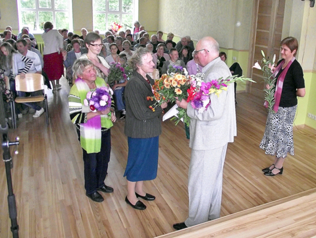 Iemīļotas melodijas stelpiešiem dzied Jānis Paukštello