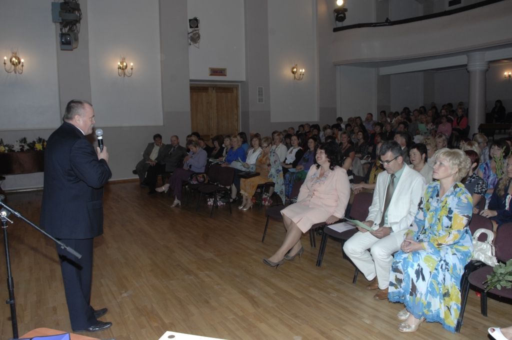 Skolotāji strādā augusta konferencē