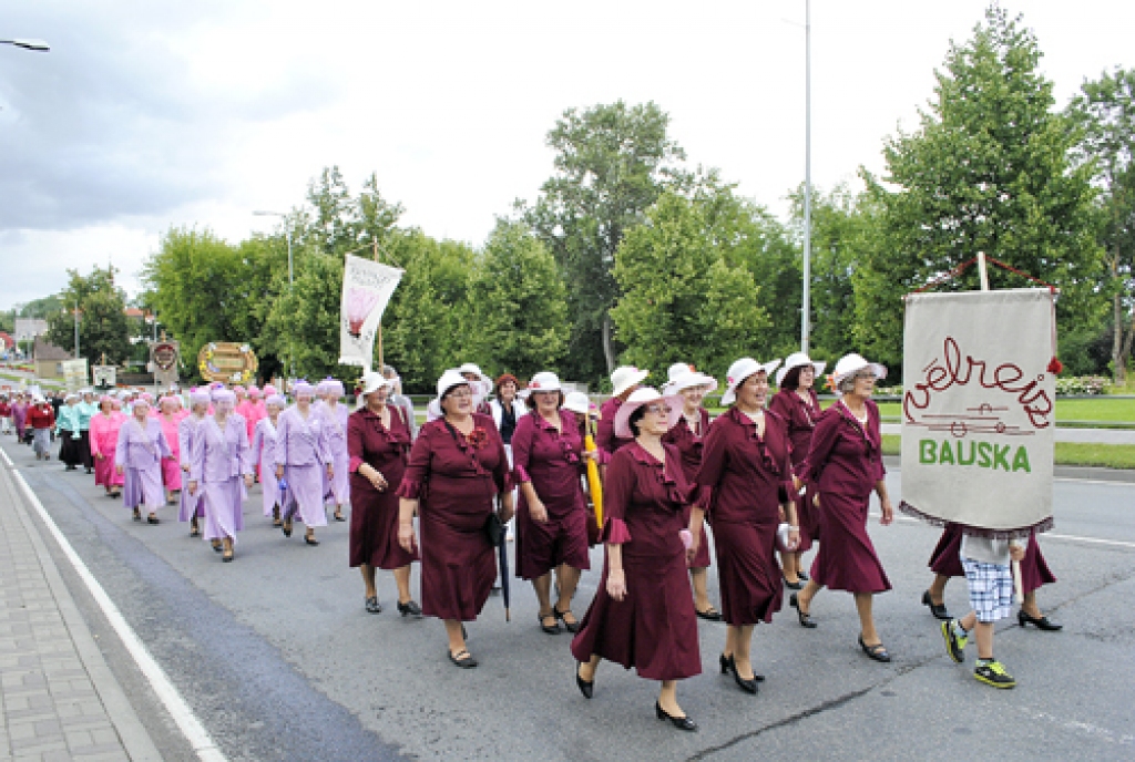 Latvijas senioru deju svētki Bauskā izdevušies