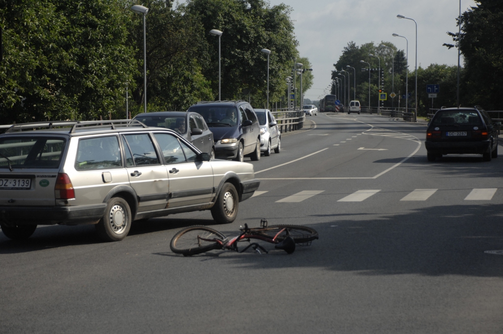 Iecavā auto notriec velosipēdisti