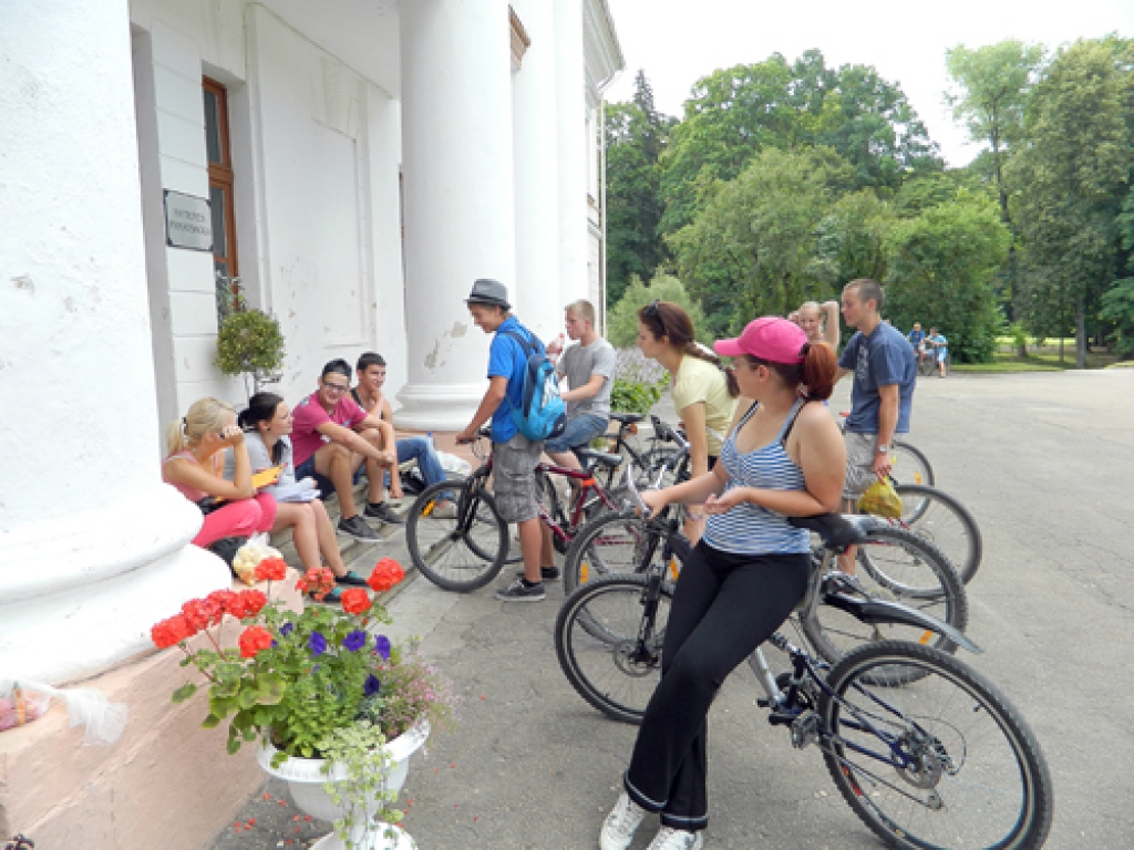 Jaunieši rīko ūdenssacensības un velobraucienu