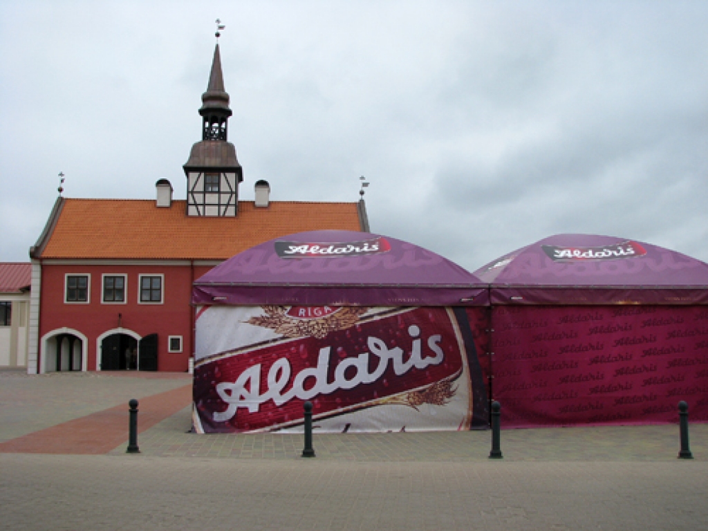 Iebilst pret «Aldara» telti Rātslaukumā