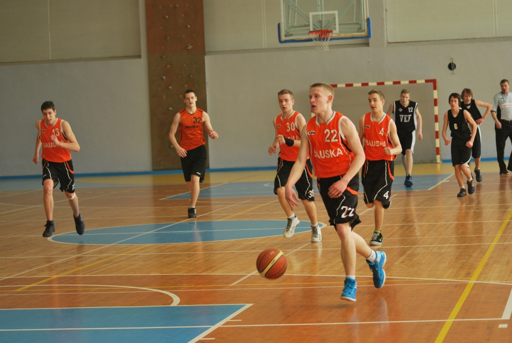 Jaunie basketbolisti cīnīsies par finālu