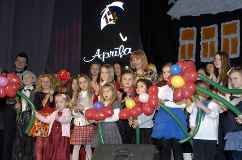 «Aprīļa pilienu» jubilejā uz skatuves kāpj visi studijas dalībnieki