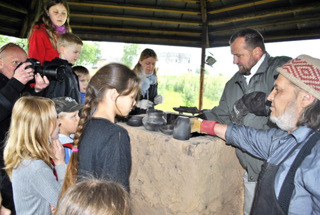 Pavasara plenēru Bruknas muižā noslēdz ar cepļa atvēršanu